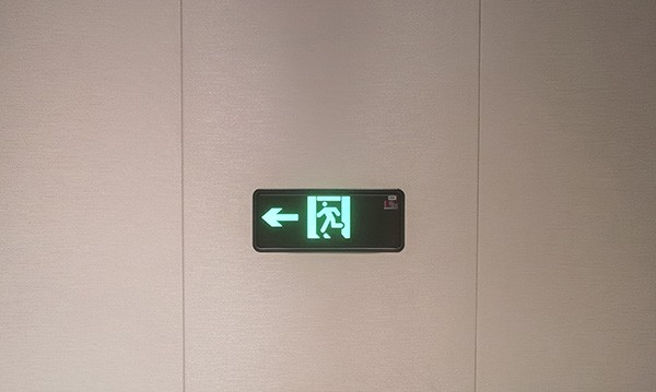 智能疏散指示系統(tǒng)如何適應不同光線條件下的工作環(huán)境？